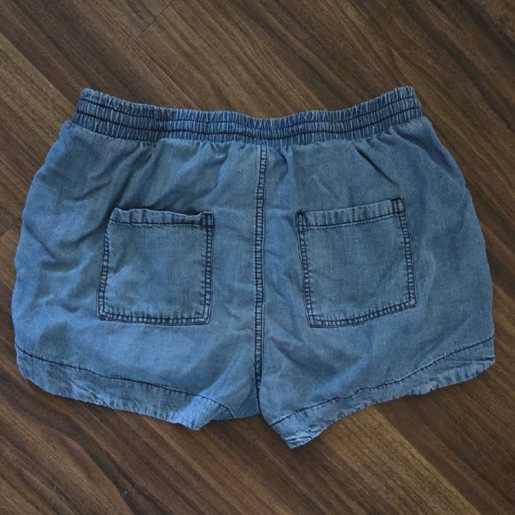 Universal Threads Denim Shorts with Elastic Waistband Size M - Picture 3 of 3